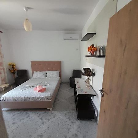 Mona'S Guesthouse Sarande Exterior photo