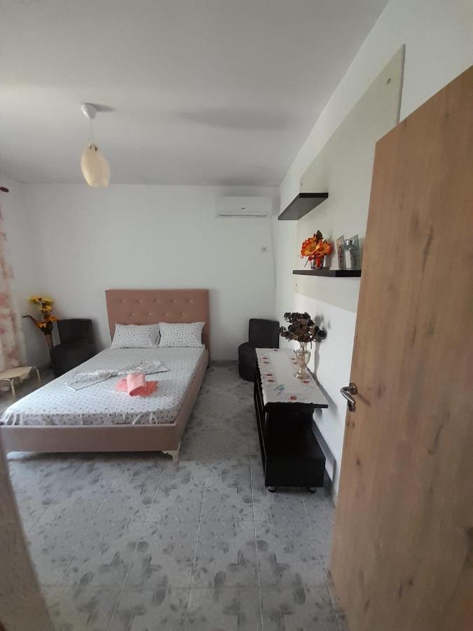 Mona'S Guesthouse Sarande Exterior photo