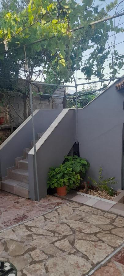 Mona'S Guesthouse Sarande Exterior photo