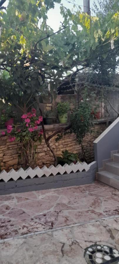 Mona'S Guesthouse Sarande Exterior photo