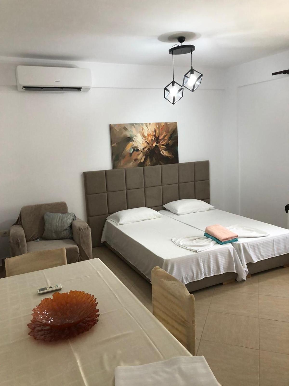 Mona'S Guesthouse Sarande Room photo