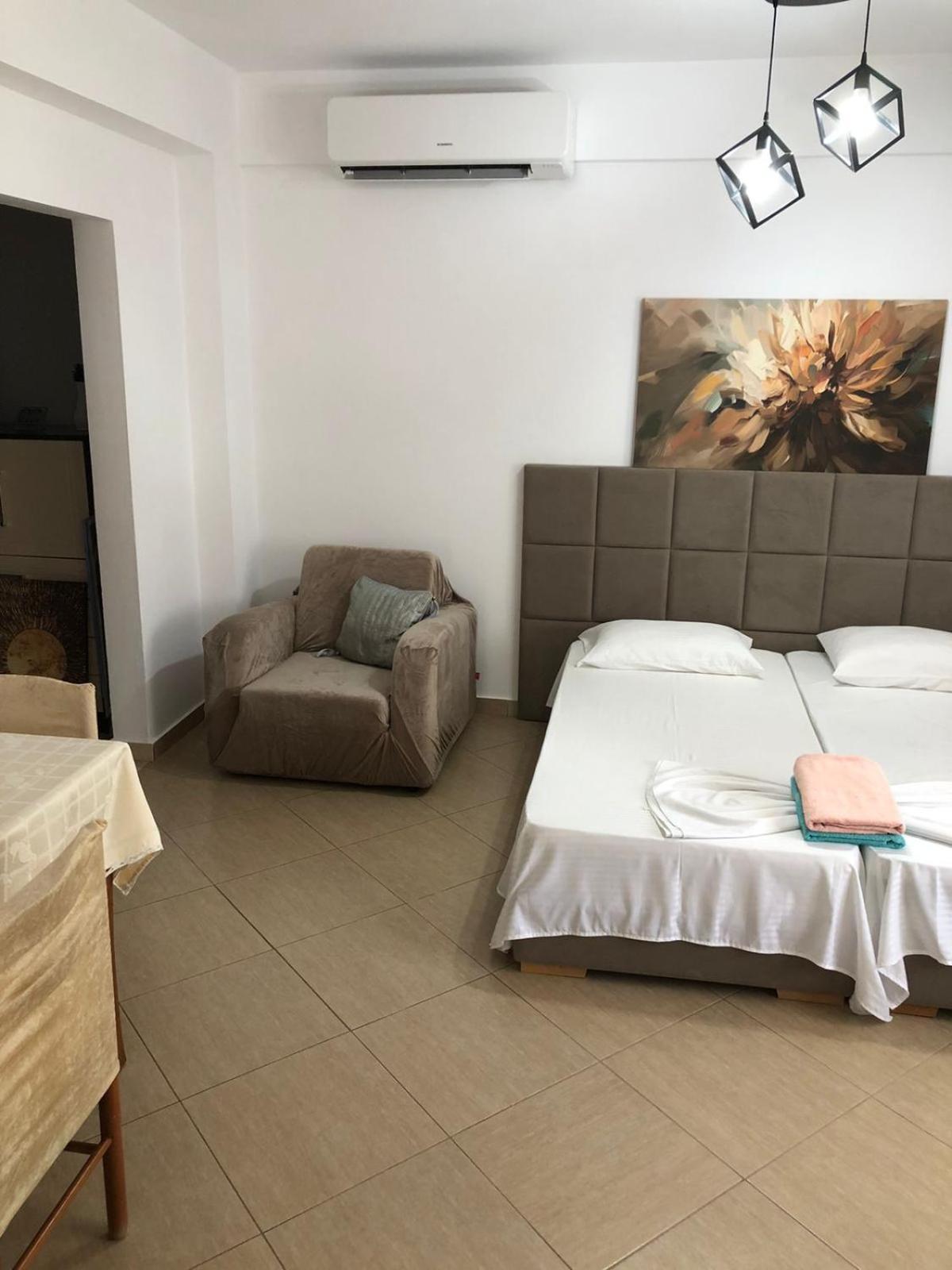 Mona'S Guesthouse Sarande Room photo
